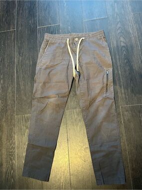 Vuori Men's Drawstring Cargo Pants in gray